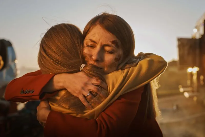 People hugging 